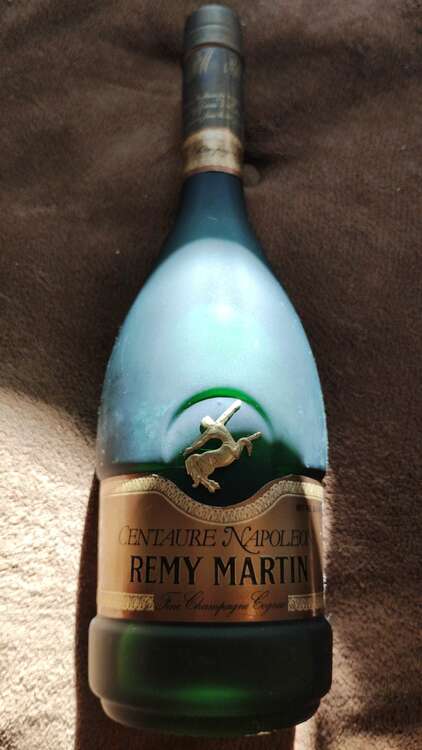 レミー マルタン セントー ナポレオン コニャック ファイン シャンパン 350（お酒）の商品画像 - 査定依頼日：2024年12月15日 - 最高査定価格：1,000円