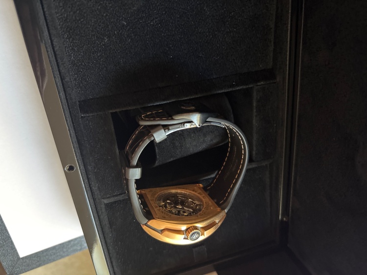 フランクミュラー その他 V45CC GD SQT 5N BR nq（高級時計）の商品画像 - 査定依頼日：2026年3月25日 - 最高査定価格：2,000,000円