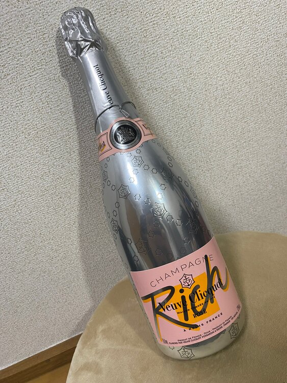 ヴーヴ・クリコリッチロゼ（お酒）の商品画像 - 査定依頼日：2025年5月4日