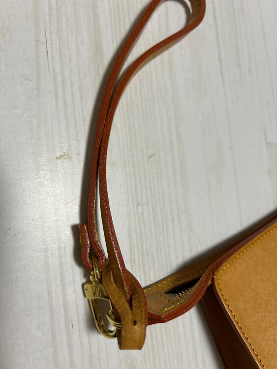 カバアンブル用ポーチ（ブランド財布・小物）の商品画像 - 査定依頼日：2025年3月9日 - 最高査定価格：3,000円