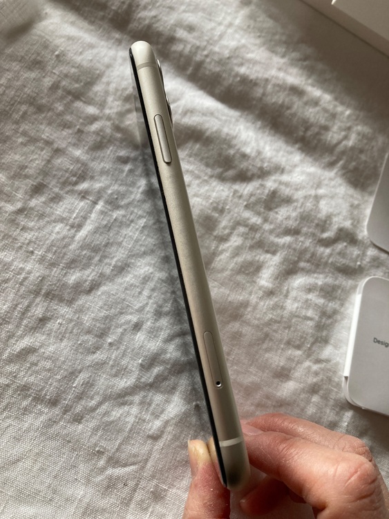 iPhone11 64GB white MHDC3J/A 箱あり（スマホ）の商品画像 - 査定依頼日：2025年11月20日 - 最高査定価格：22,000円