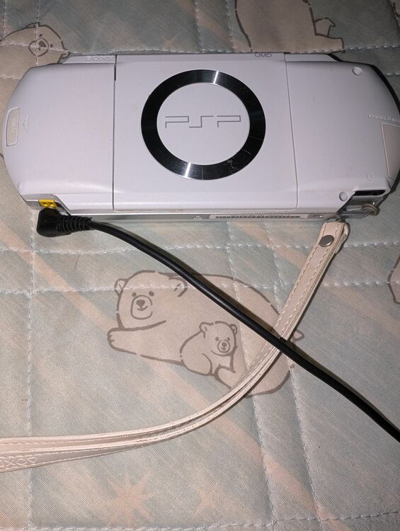 PSP1000 セラミックホワイト（ゲーム機本体・ゲームソフト）の商品画像 - 査定依頼日：2025年6月2日 - 最高査定価格：800円