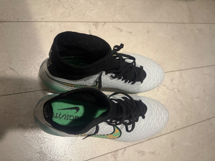 その他 その他 - ブランド: Nike - 色: ホワイト - モデル名: Magista - 特徴: ハイカットデザイン - ソールタイプ: FG（ファームグラウンド）（高級時計）の商品画像 - 査定依頼日：2025年12月22日 - 最高査定価格：100,000円