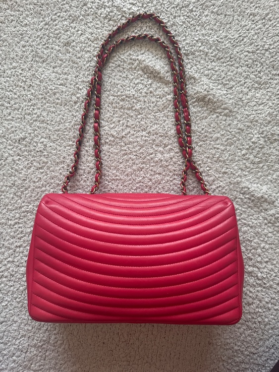 CHANELデザインステッチ ショルダーバッグ赤（ブランドバッグ）の商品画像 - 査定依頼日：2026年4月27日 - 最高査定価格：300,000円