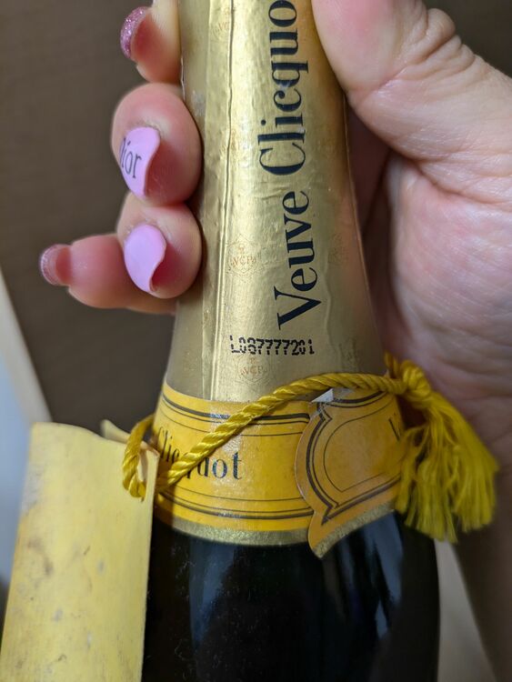 シャンパン ヴーヴ・クリコ （お酒）の商品画像 - 査定依頼日：2025年10月16日 - 最高査定価格：3,000円