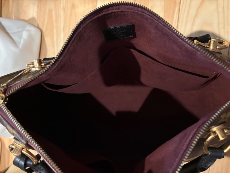 ヴィトン モノグラム Vトート（ブランドバッグ）の商品画像 - 査定依頼日：2026年3月24日 - 最高査定価格：180,000円