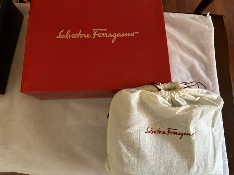 Vera リボンショルダーバッグ（ブランドバッグ）の商品画像 - 査定依頼日：2025年2月20日 - 最高査定価格：10,000円