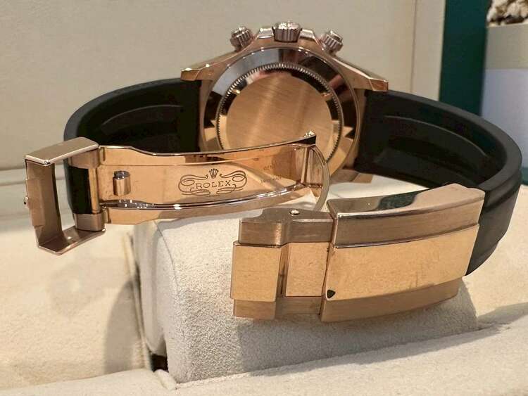 ロレックス コスモグラフ デイトナ ブラック × ピンク（高級時計）の商品画像 - 査定依頼日：2025年4月27日 - 最高査定価格：5,050,000円