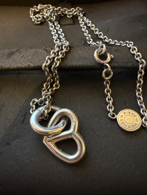 エルメス アミュレット カシュクール ハート シェーヌダンクル Ag925 （ブランド財布・小物）の商品画像 - 査定依頼日：2025年9月29日 - 最高査定価格：40,000円