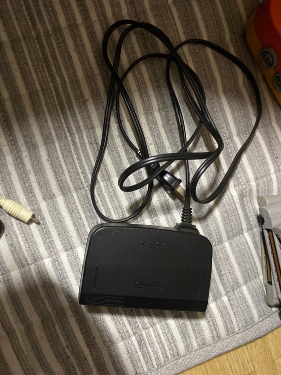 ピカチュウNINTENDO64 オレンジ&イエロー（ゲーム機本体・ゲームソフト）の商品画像 - 査定依頼日：2023年3月7日 - 最高査定価格：6,570円