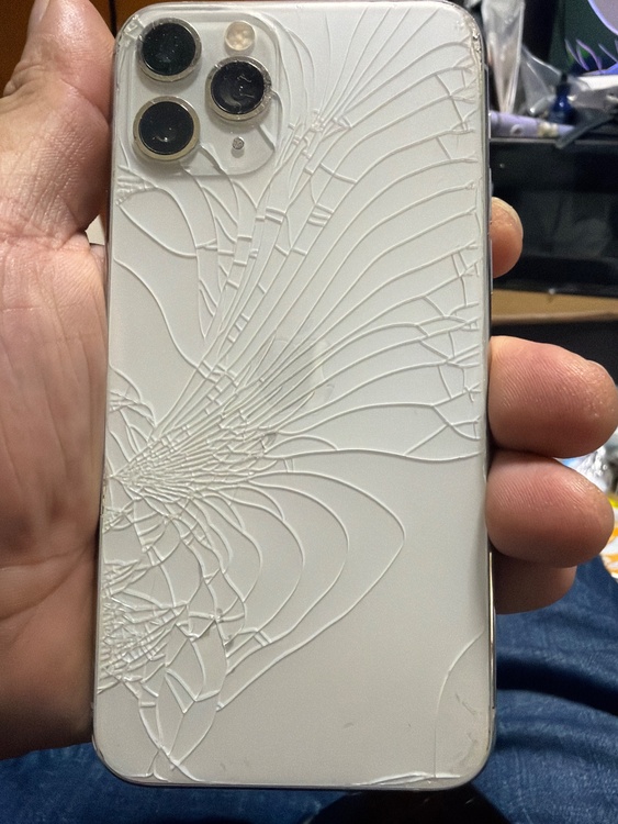 iPhone iPhone11 64GB au（スマホ）の商品画像 - 査定依頼日：2026年6月18日 - 最高査定価格：8,500円