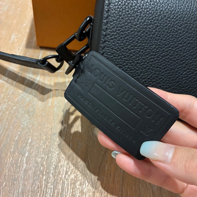 ルイヴィトン ファストライン アエログラム ブラック（ブランドバッグ）の商品画像 - 査定依頼日：2026年7月26日 - 最高査定価格：195,000円