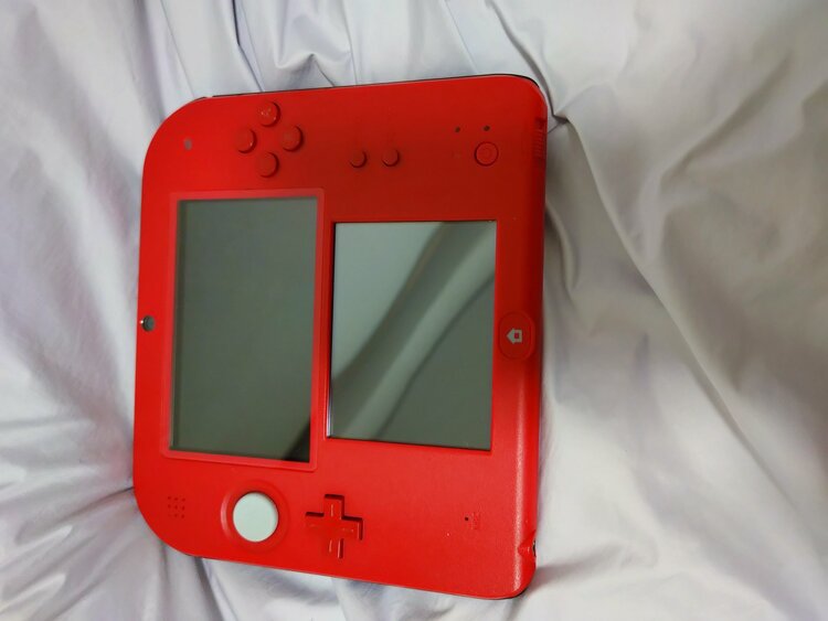 任天堂2DS レッド（ゲーム機本体・ゲームソフト）の商品画像 - 査定依頼日：2026年3月8日 - 最高査定価格：5,000円