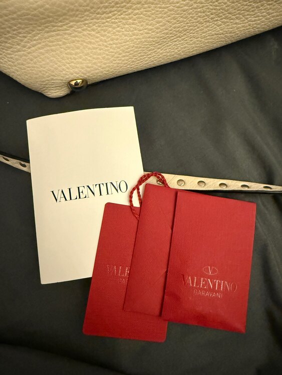 ヴァレンティノ　ロックスタッズ（ブランドバッグ）の商品画像 - 査定依頼日：2025年4月14日 - 最高査定価格：40,000円