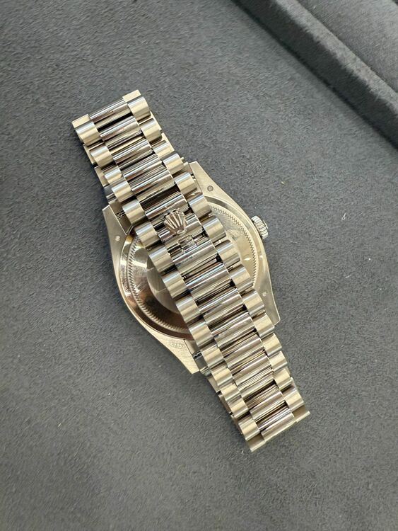 128239(Opal Pink Dial)（高級時計）の商品画像 - 査定依頼日：2025年9月23日 - 最高査定価格：6,600,000円