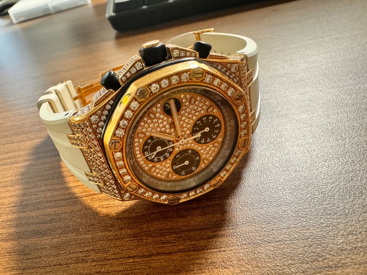 オーデマピゲ ロイヤルオークオフショア （高級時計）の商品画像 - 査定依頼日：2025年8月28日 - 最高査定価格：2,000,000円