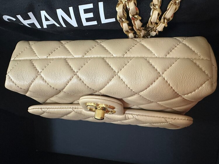 マトラッセ　フラップバッグ（ブランドバッグ）の商品画像 - 査定依頼日：2025年4月28日 - 最高査定価格：500,000円