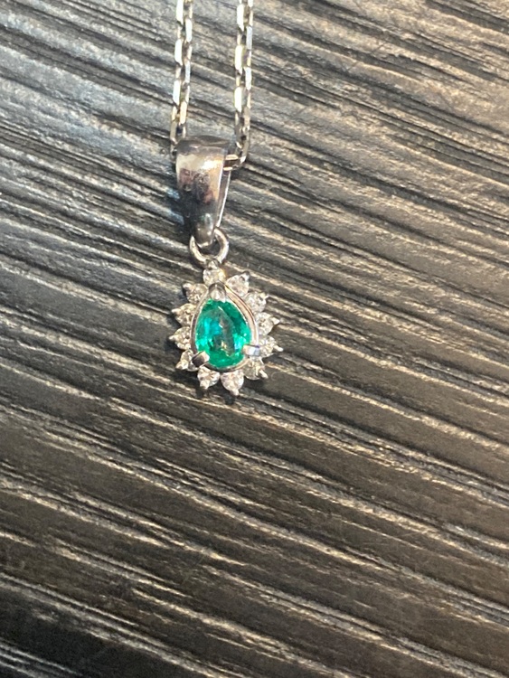 エメラルドペンダント（金・貴金属）の商品画像 - 査定依頼日：2025年11月9日 - 最高査定価格：100,000円