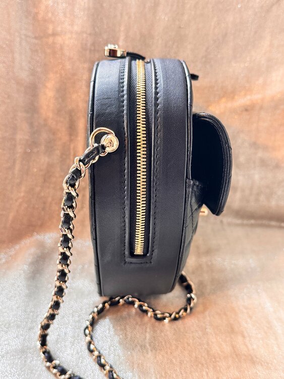 ハートシェイプ　チェーンバッグ　ラムスキン　金具シャンパンゴールド（ブランドバッグ）の商品画像 - 査定依頼日：2026年3月2日 - 最高査定価格：670,000円