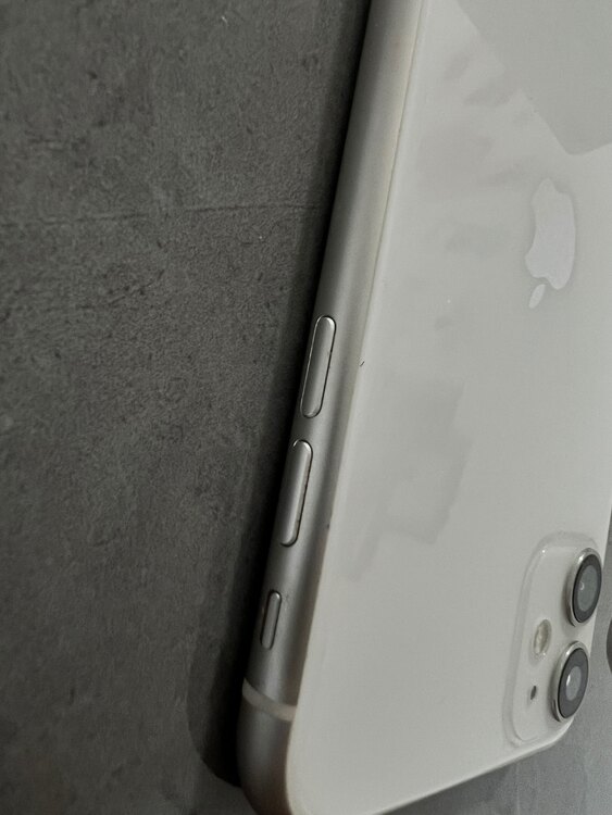 iPhone 11 64GB 楽天モバイル 画面割れ（スマホ）の商品画像 - 査定依頼日：2025年5月21日 - 最高査定価格：4,000円