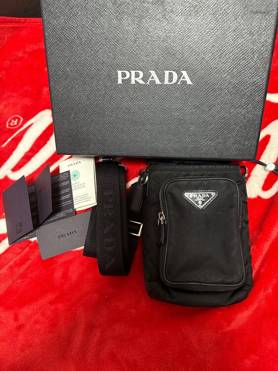 Re-Nylon スマートフォンケース（ブランドバッグ）の商品画像 - 査定依頼日：2025年3月17日 - 最高査定価格：100,000円