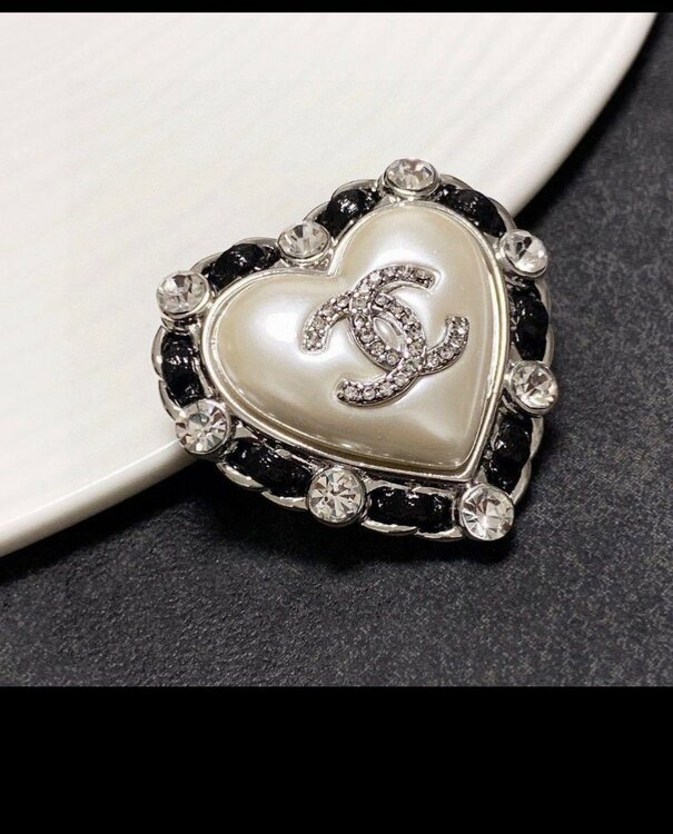 シャネル　ハート型ブローチ（ブランド財布・小物）の商品画像 - 査定依頼日：2025年4月10日 - 最高査定価格：40,000円