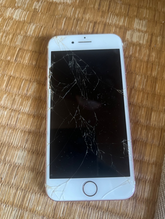 多分iPhoneSE（スマホ）の商品画像 - 査定依頼日：2026年8月2日 - 最高査定価格：2,000円