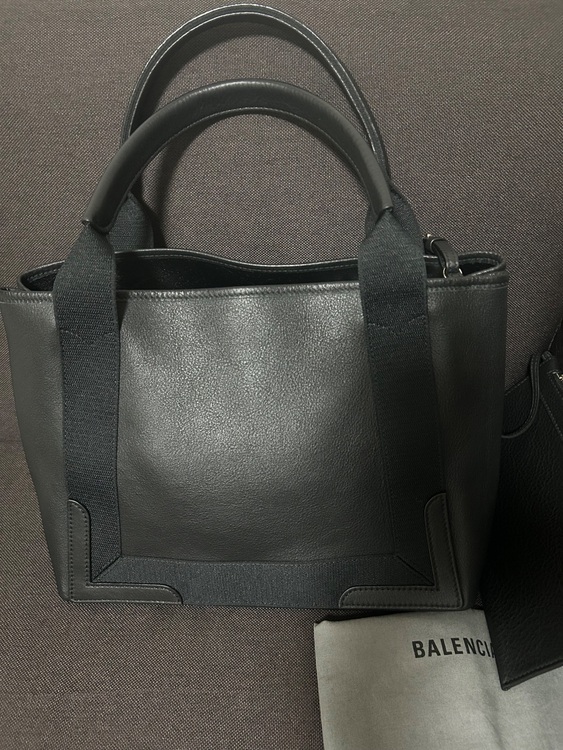 トートバッグ　エブリデイS ネイビーカバス(レザー)（ブランドバッグ）の商品画像 - 査定依頼日：2025年8月18日 - 最高査定価格：10,000円