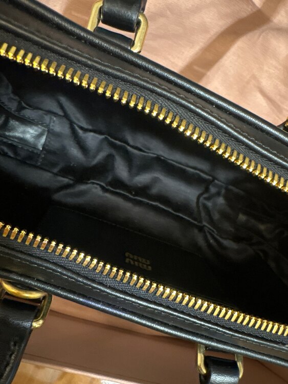 ミュウミュウ  （ブランドバッグ）の商品画像 - 査定依頼日：2025年2月8日 - 最高査定価格：270,000円