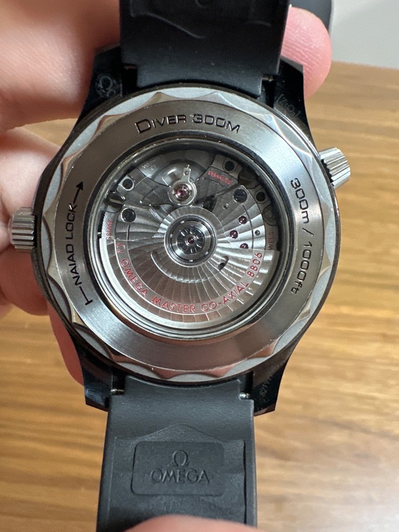 SEAMASTE﻿R DIVER 300﻿M 43.5 mm ブラックセラミック（高級時計）の商品画像 - 査定依頼日：2025年8月6日 - 最高査定価格：820,000円