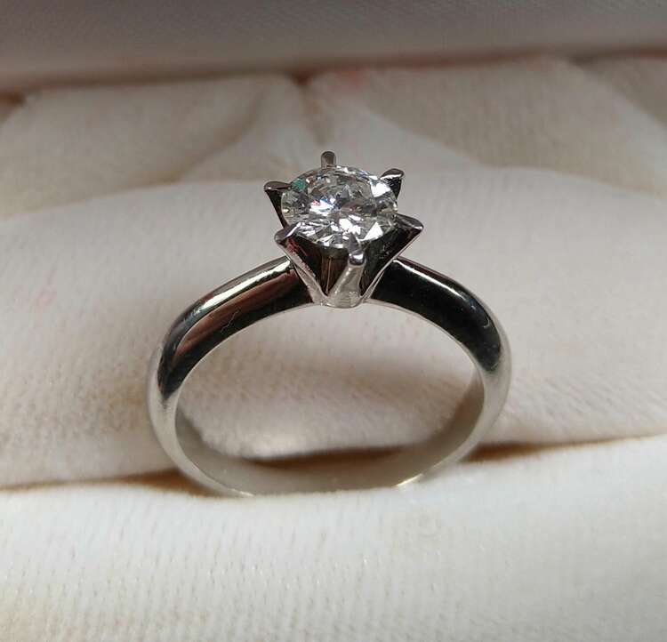 ダイヤモンドリング（宝石）の商品画像 - 査定依頼日：2024年5月22日 - 最高査定価格：250,000円