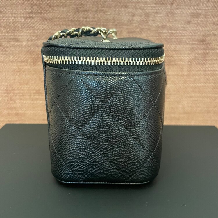 CHANEL 25P マトラッセ バニティバッグ キャビアスキン 黒（ブランドバッグ）の商品画像 - 査定依頼日：2025年4月13日 - 最高査定価格：400,000円