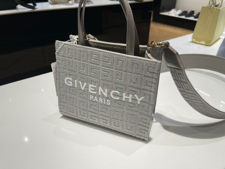 ジバンシィ  （ブランドバッグ）の商品画像 - 査定依頼日：2025年3月5日 - 最高査定価格：60,000円