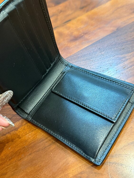 メンズ二つ折り財布（ブランド財布・小物）の商品画像 - 査定依頼日：2025年2月3日 - 最高査定価格：10,000円