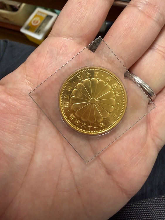 天皇陛下御在位60年記念 10万円金貨（金・貴金属）の商品画像 - 査定依頼日：2026年10月18日 - 最高査定価格：410,000円