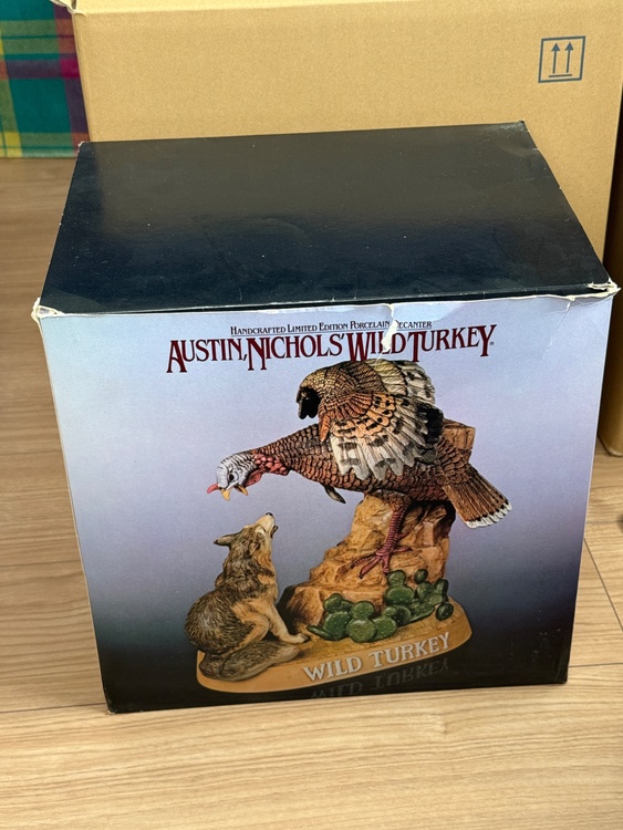 「ワイルドターキー アクションシリーズ No.10 ターキー＆コヨーテ（Wild Turkey & Coyote）」の陶器（セラミック）デキャンタ（お酒）の商品画像 - 査定依頼日：2026年8月15日 - 最高査定価格：5,000円
