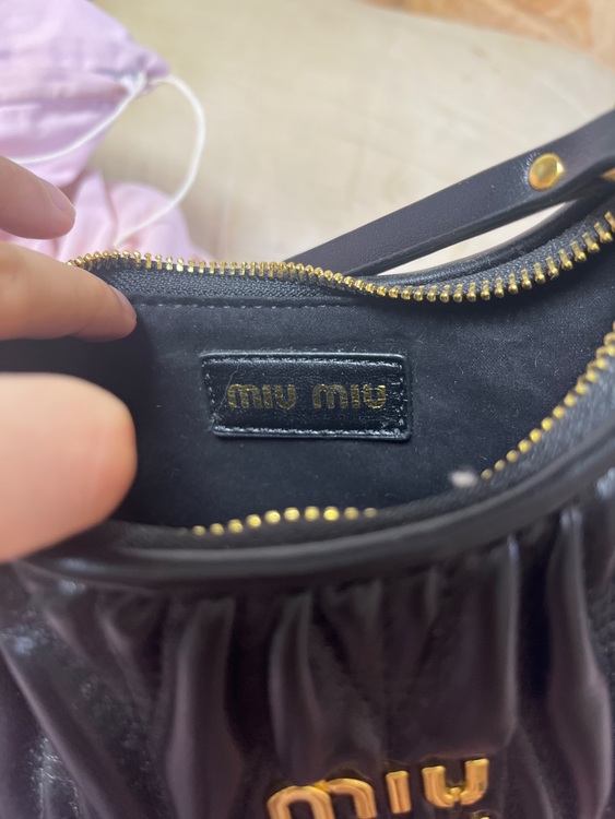 ミュウミュウ  （ブランドバッグ）の商品画像 - 査定依頼日：2025年6月5日 - 最高査定価格：180,000円