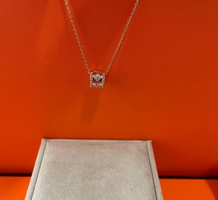 Van Cleef & Arpels ペルレ ネックレス VCARO2EF00（宝石）の商品画像 - 査定依頼日：2024年11月17日 - 最高査定価格：400,000円