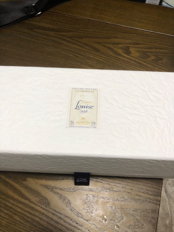 キュヴェ・ルイーズ・ブリュット [1998] 750ml / Cuvee Louise Brut　ギフトボックス入り（お酒）の商品画像 - 査定依頼日：2026年9月3日 - 最高査定価格：18,000円