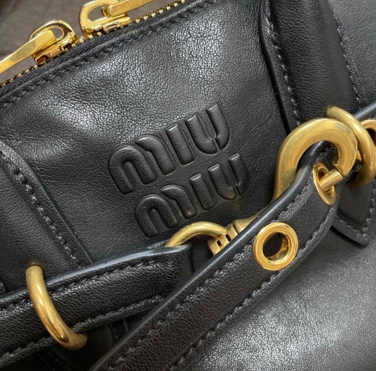 ミュウミュウ  （ブランドバッグ）の商品画像 - 査定依頼日：2025年8月19日 - 最高査定価格：300,000円