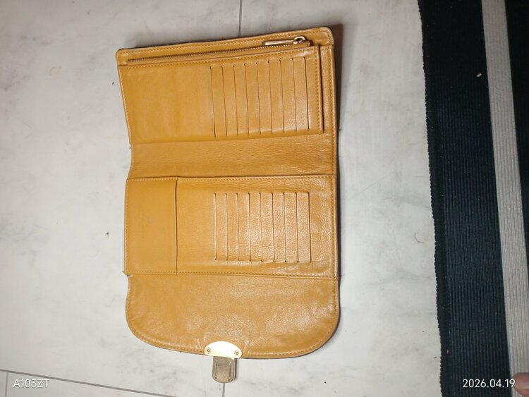 二つ折り財布（ブランド財布・小物）の商品画像 - 査定依頼日：2026年4月21日 - 最高査定価格：18,000円