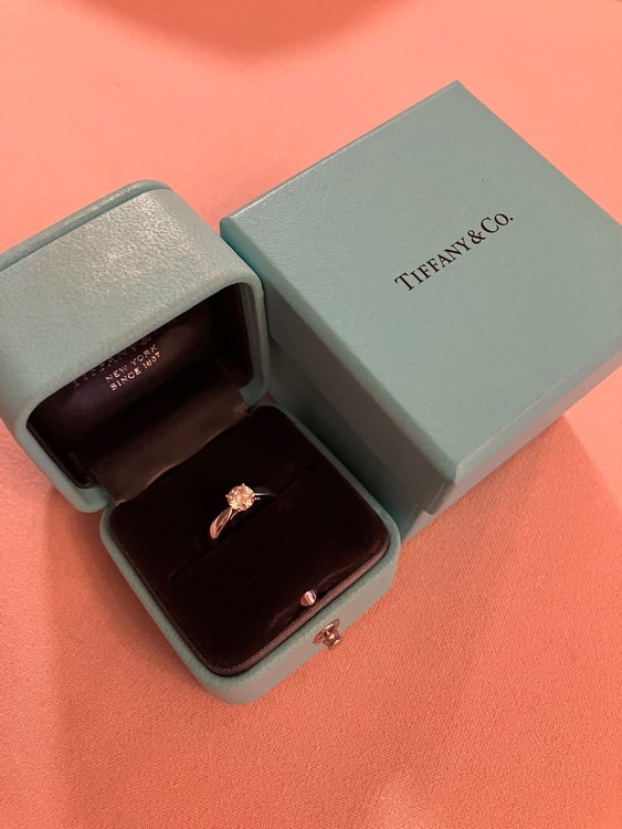 ティファニー ハーモニー ラウンド ブリリアントエンゲージメントリング（金・貴金属）の商品画像 - 査定依頼日：2023年7月28日 - 最高査定価格：150,000円