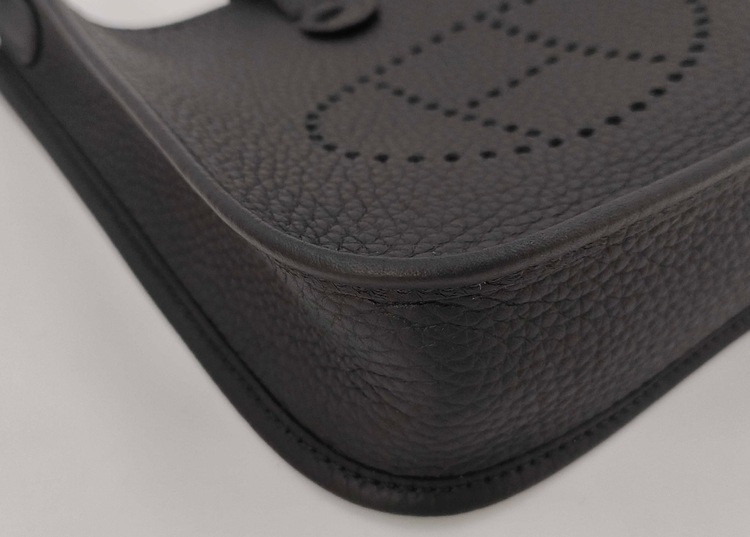 エブリンTPM ブラック トリヨンクレマンス シルバー金具 W刻印 ハンドバッグ（ブランドバッグ）の商品画像 - 査定依頼日：2025年6月22日 - 最高査定価格：350,000円