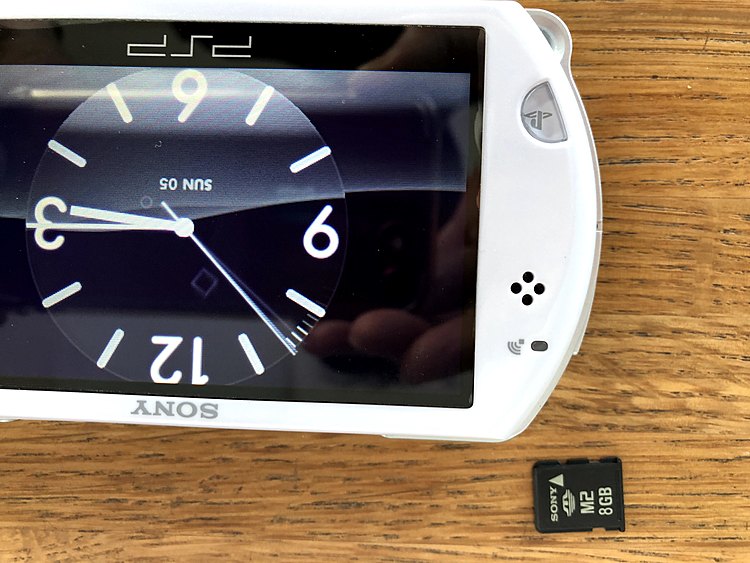 PSP-go white本体　（ゲーム機本体・ゲームソフト）の商品画像 - 査定依頼日：2020年1月5日 - 最高査定価格：2,500円
