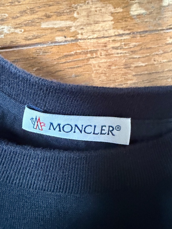 MONCLER クルーネック長袖Ｔシャツ（古着・ファッション）の商品画像 - 査定依頼日：2026年9月6日 - 最高査定価格：8,000円