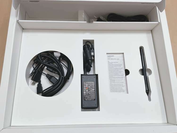 液晶タブレット Wacom Cintiq 16（家電）の商品画像 - 査定依頼日：2025年2月22日 - 最高査定価格：22,500円