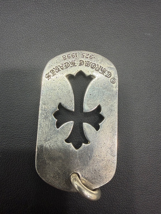カットアウトクロスドッグタグ(ラージ)（古着・ファッション）の商品画像 - 査定依頼日：2026年9月2日 - 最高査定価格：100,000円
