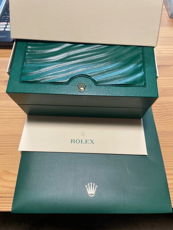 ロレックス GMTマスター 126710blnq（高級時計）の商品画像 - 査定依頼日：2025年5月4日 - 最高査定価格：2,300,000円