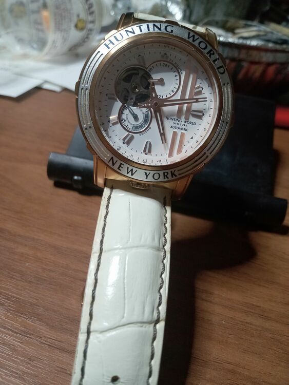 ハンティングワールド（高級時計）の商品画像 - 査定依頼日：2025年9月23日 - 最高査定価格：3,000円