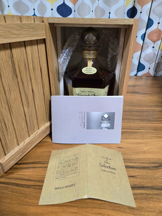 ニッカウヰスキー グランドエイジ Art of Blend（高級木箱・しおり冊子付き）660ml 43%（お酒）の商品画像 - 査定依頼日：2026年8月13日 - 最高査定価格：6,500円